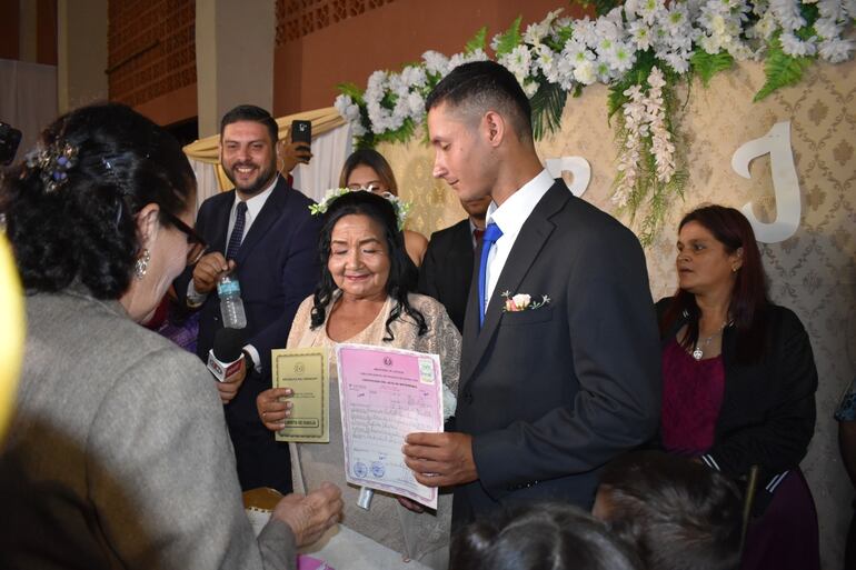 Rufina Ibarra (70) y Juan Ramón Portillo (27) finalmente dieron el “sí”