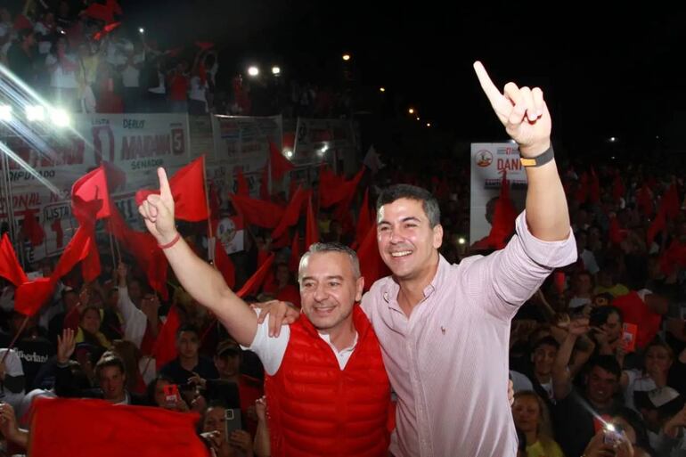 Imagen de archivo: el diputado Daniel Centurión junto al presidente Santiago Peña.