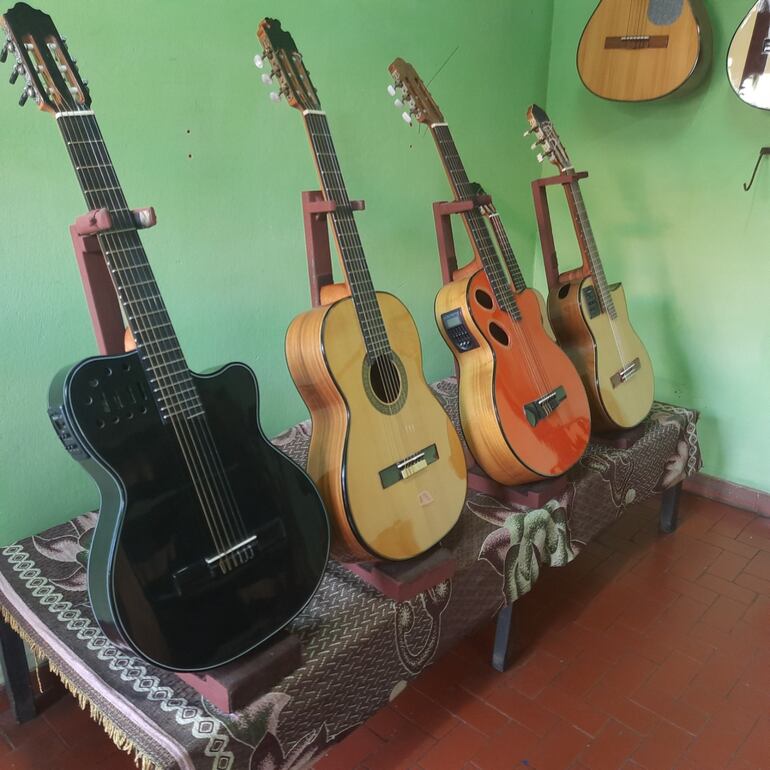 En el local Guarania encontrarás una gran variedad de instrumentos y en especial las guitarras modernas y clásicas.