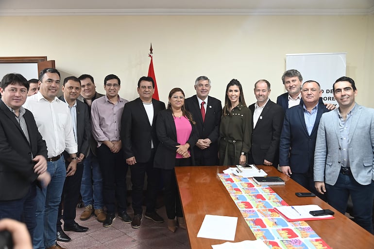 Miembros del Consejo de Gobernadores se reunieron con el ministro de Educación, Luis Fernando Ramírez.