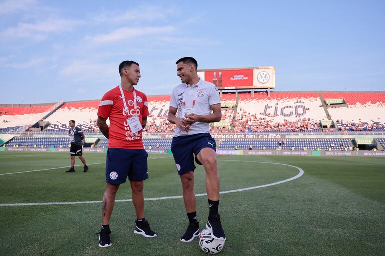 Los jugadores de la selección paraguaya durante la llegada de la delegación al estadio Defensores del Chaco para el partido frente a Colombia por las Eliminatorias Sudamericanas al Mundial 2026.