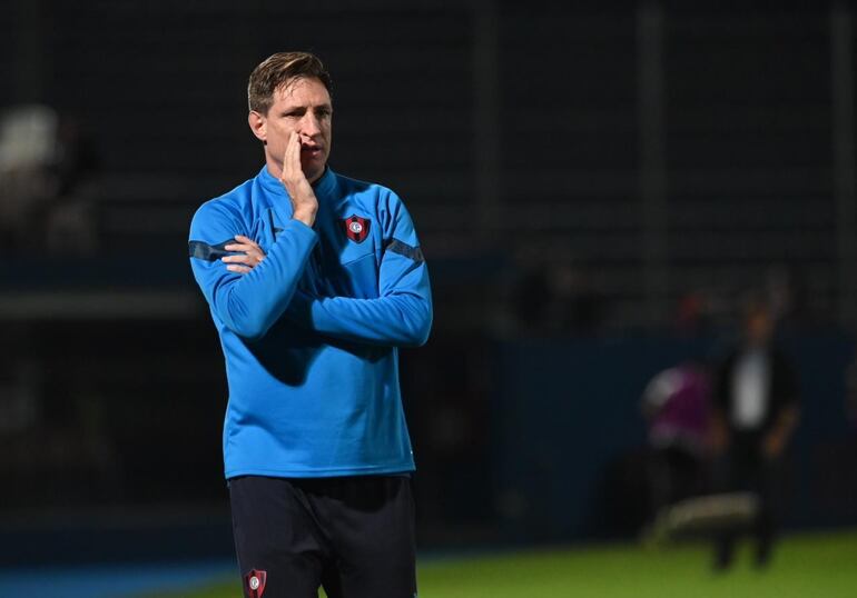 El argentino Facundo Sava, entrenador de Cerro Porteño, durante el partido ante Libertad por la penúltima jornada del torneo Apertura 2023 del fútbol paraguayo en el estadio La Nueva Olla, en Asunción.