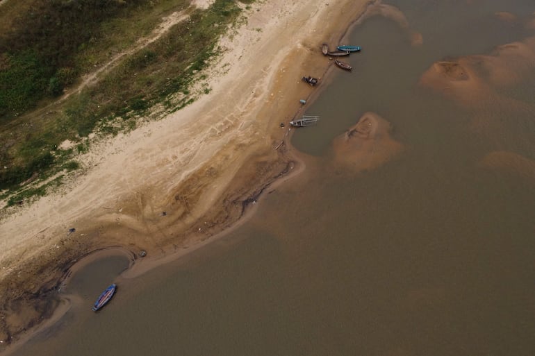 Fotografía del 12 de septiembre de 2024 de una embarcaciones a orillas del Río Paraguay, en la ciudad de Asunción (Paraguay).  EFE/ Juan Pablo Pino
