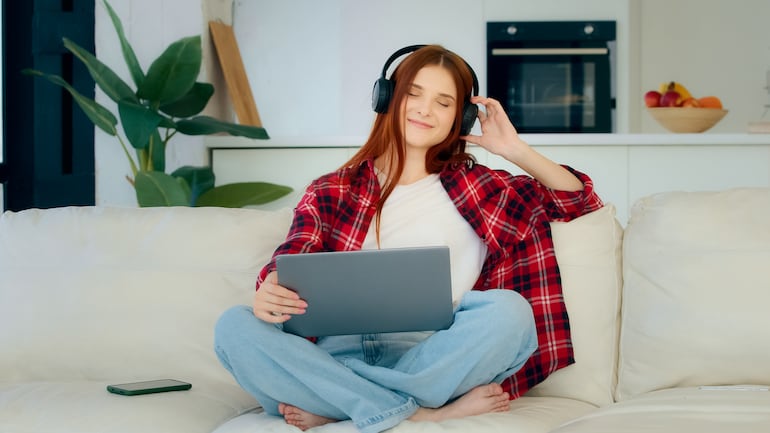 Mujer escuchando música.