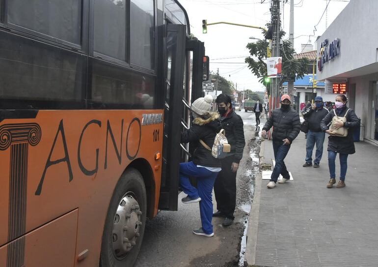 Pasajeros en colectivos, invierno, frío, personas abrigadas, aglomeración, transporte público.