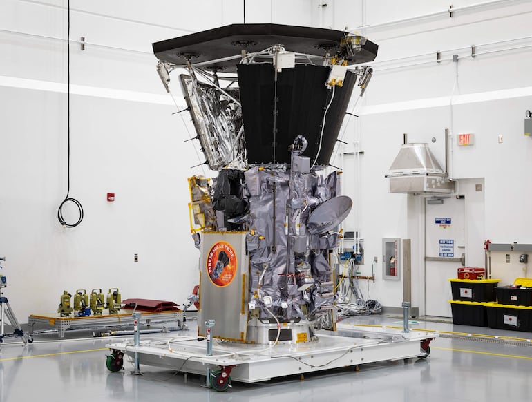 Fotografía del 6 de julio de 2018 cedida por la NASA y el Laboratorio de Física Aplicada de la Universidad Johns Hopkins donde se muestra la sonda solar Parker cubierta de su escudo térmico en una sala de Operaciones espaciales de Astrotech en Titusville, Florida (EE.UU.). La sonda espacial Parker se colocará el próximo martes 24 de diciembre a unos seis millones de kilómetros de la superficie del Sol y será el objeto fabricado por el ser humano que más cerca se ha puesto de la estrella del Sistema Solar, una distancia en la que podrá realizar mediciones sin precedentes. 