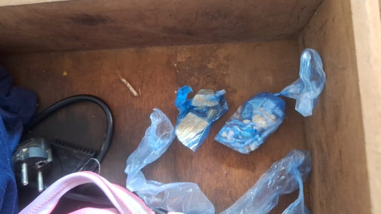 Cocaína tipo crack incautada de una vivienda en Ybycuí.