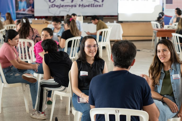 Jóvenes interesados en becas para Estados Unidos participan en talleres de mentoría.