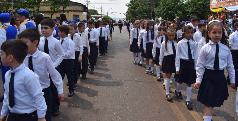 Unas diez instituciones educativas participaron del desfile estudiantil.