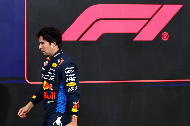 El mexicano Sergio Pérez en el garage de la Fórmula 1 durante el Gran Premio de Abu Dabi en el Circuito de Yas Marina, en Abuda Dabi, Emiratos Árabes Unidos.