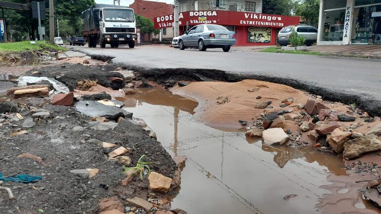 En estas condiciones se encuentra la banquina de la avenida Pratt Gill de la localidad de Ñemby. Parece una zona bombardeada.