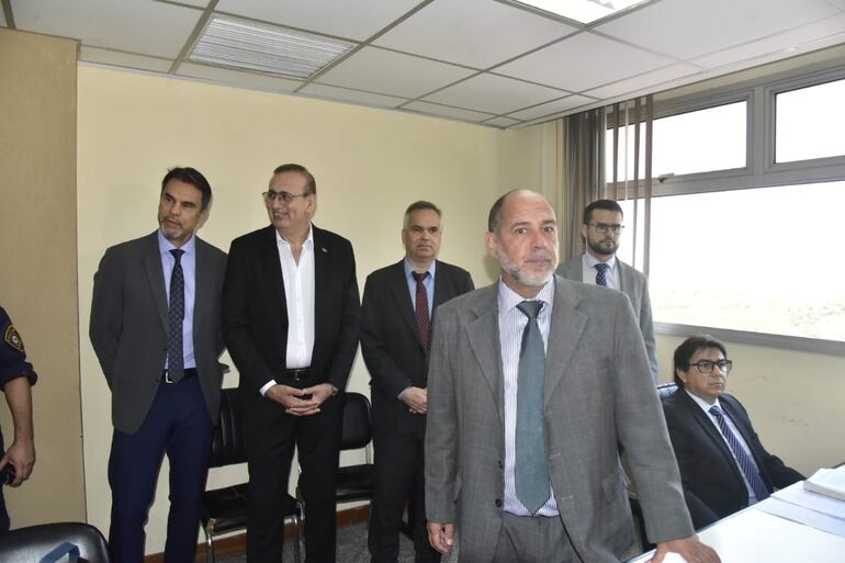 Erico Galeano, su abogado defensor Cristóbal Cáceres, el Juez Gustavo Amarilla y el fiscal Néstor Coronel (senado).