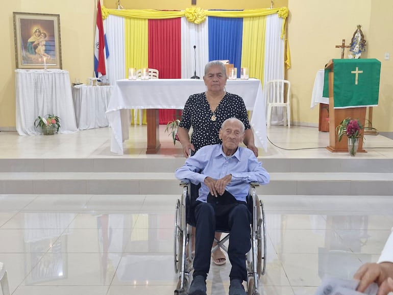 Don Cosme, con su hija mayor, doña Rosalba.