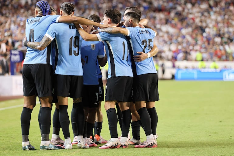 Los jugadores de la selección de Uruguay celebran un gol en el partido frente a Estados Unidos por la tercera fecha del Grupo C de la Copa América 2024 en el GEHA Field at Arrowhead Stadium, en Kansas City, Missouri.
