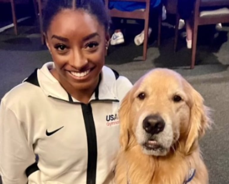 Beacon no es el único perro de apoyo para los atletas olímpicos de EE.UU. Hay varios otros perros, pero Beacon es 100% la estrella del espectáculo. Aquí con Simone Biles.