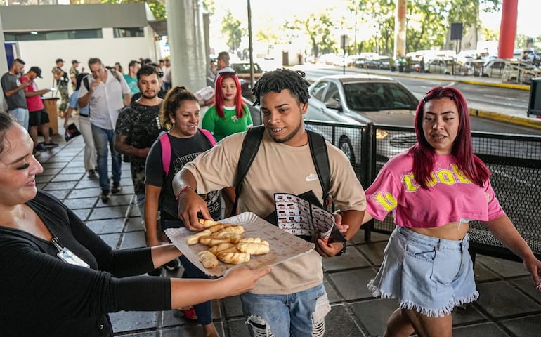 Los visitantes degustaron la chipa paraguaya.