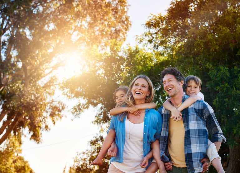 Paseos en familia al aire libre, en los parques, museos y sitios de interés son una buena opción para quienes deciden quedarse en casa en las vacaciones.