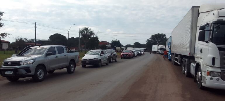 La espera se hace larga para el ingreso a la Argentina en zona de Puerto Falcón.