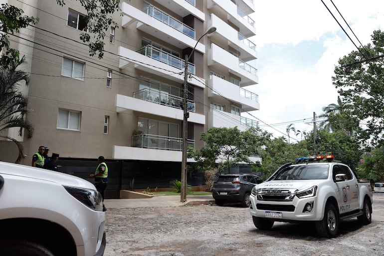 Fotografía del edificio Tierra Alta del Maestro en Asunción (Paraguay). El senador argentino Edgardo Kueider y su secretaria Iara Guinsel arribaron para cumplir con un arresto domiciliario allí.