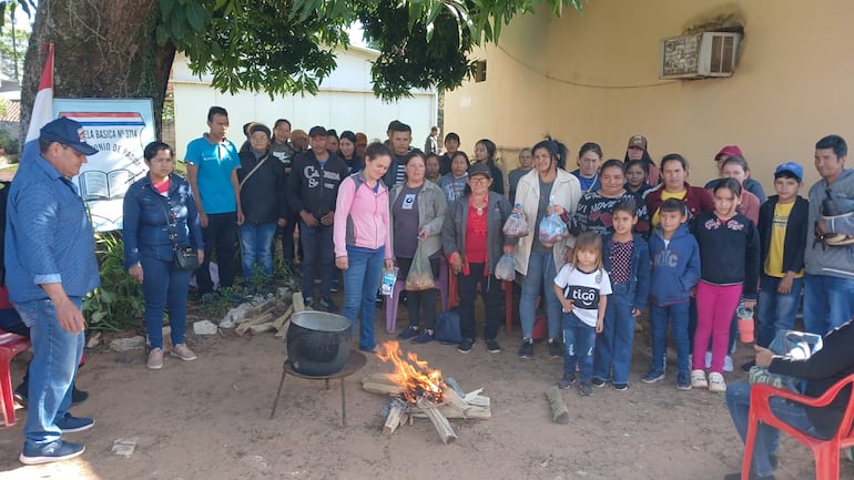 Comunidades educativas acampan en la dirección departamental de educación, exigen rubros para docentes