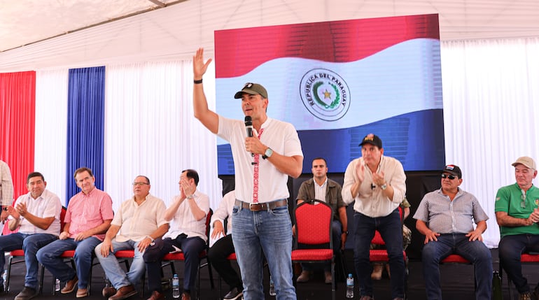 El senador Orlando Penner acompañó al presidente Santiago Peña, el pasado 10 de enero en una inauguración de viviendas en Presidente Hayes.