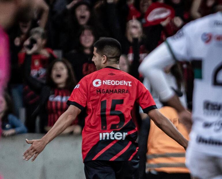 El paraguayo Mateo Gamarra, futbolista de Athletico Paranaense, celebra su gol en el partido ante Maringá por el Estadual Paranaense en el estadio Arena da Baixada, en Curitiba.