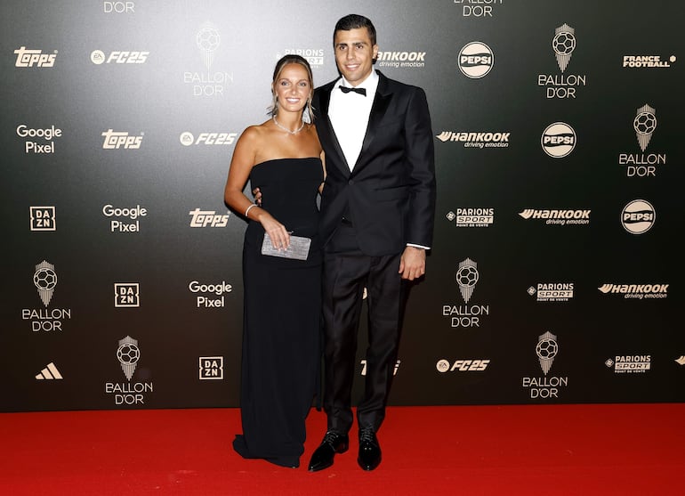 ¡Elegantísimos! Rodri Hernández y su novia Laura Iglesias al llegar a la ceremonia de entrega del Balón de Oro 2024 en el Theatre du Chatelet en París, Francia. (EFE/EPA/MOHAMMED BADRA)
