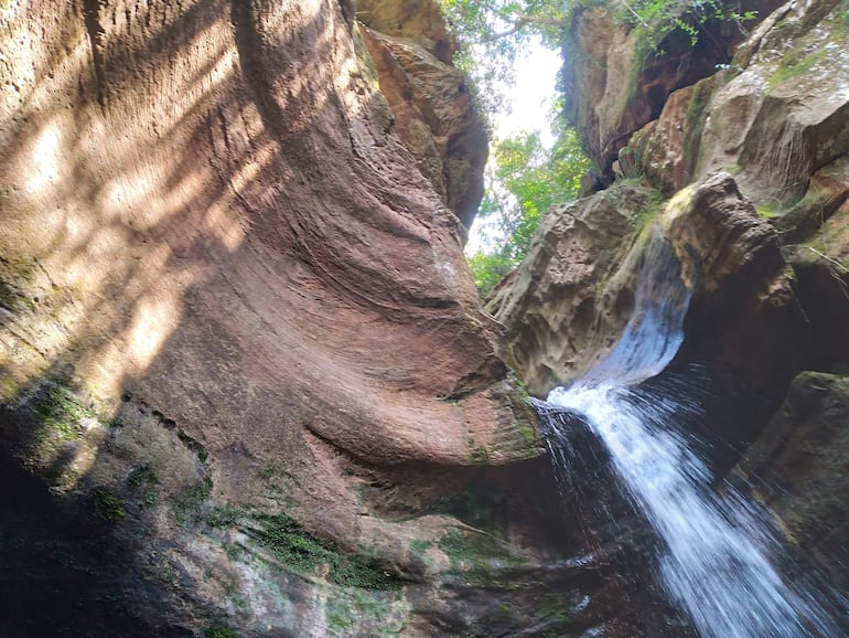 Una parte del cenote de Tavai, ubicado en el cerro Moroti de la cordillera de San Rafael.