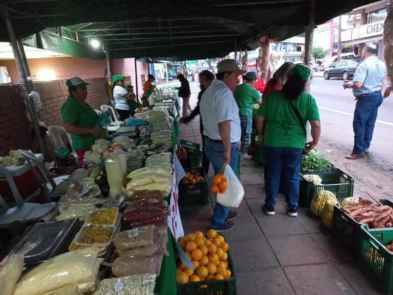 La feria de productores se llevó a cabo con éxitos el día de hoy en San Lorenzo.