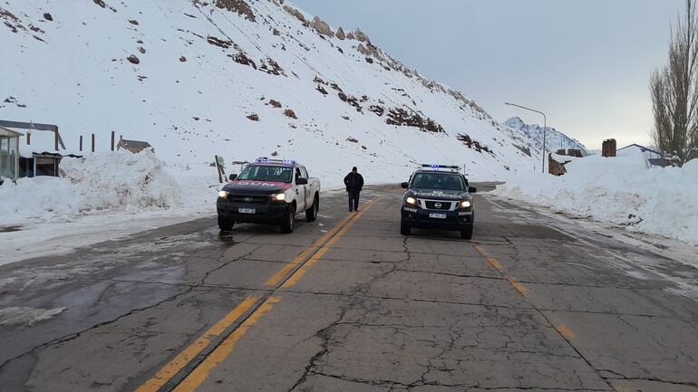 Así se encuentran parte de los caminos en Uspallata, Argentiana. En algunos tramos, la nieve cubrió los  caminos, por lo cual el paso para camioneros está bloqueado.