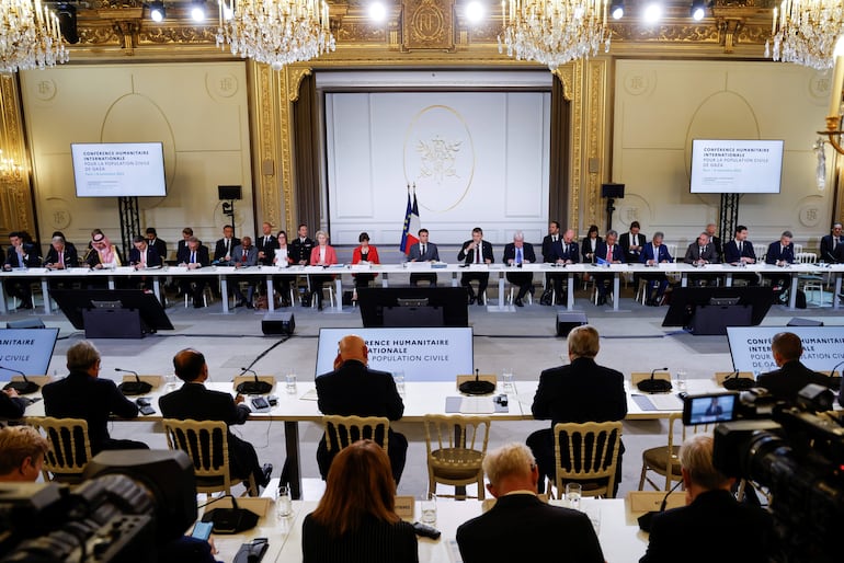 El presidente francés Emmanuel Macron (C) dirige la conferencia internacional humanitaria para asistir a la población civil de Gaza, afectada por la guerra entre Israel y la milicia palestina Hamás. (EFE)