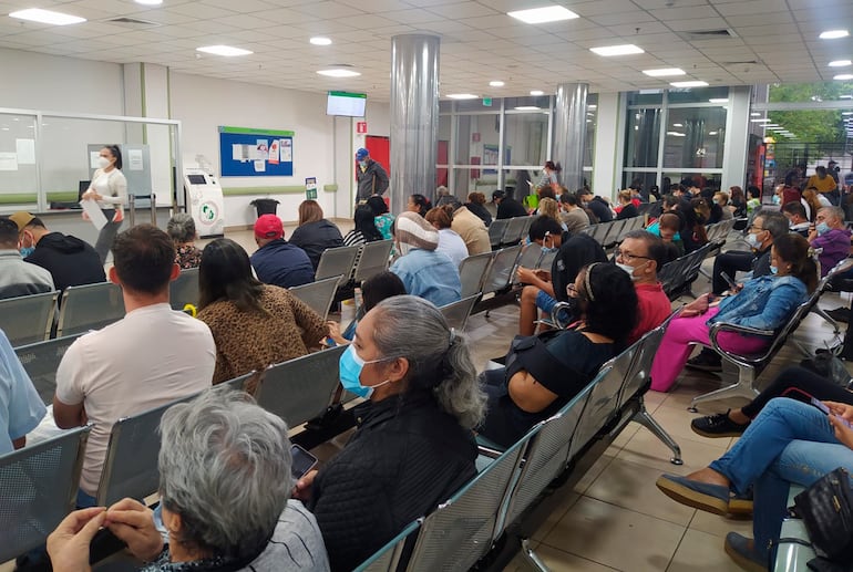 Sala de espera llena en el Hospital Ingavi del IPS.