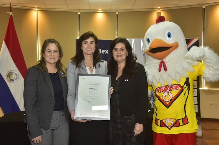 Violeta, Blanca y Ana Ceuppens, hijas de los fundadores de pollos Pechugón. Son referentes en el liderazgo empresarial y hoy, por recibir la licencia de uso de Marca País.