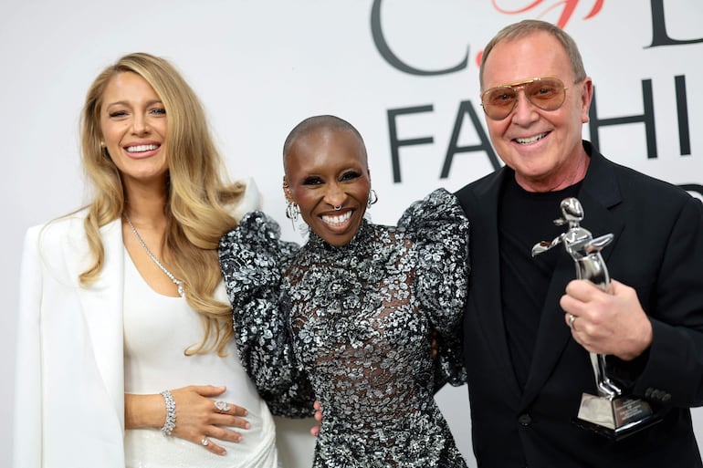 Blake Lively, Cynthia Erivo y Michael Kors, galardonado con el premio Positive Change en los premios CFDA 2024, en el Museo Americano de Historia Natural. (Dimitrios Kambouris/Getty Images/AFP)
