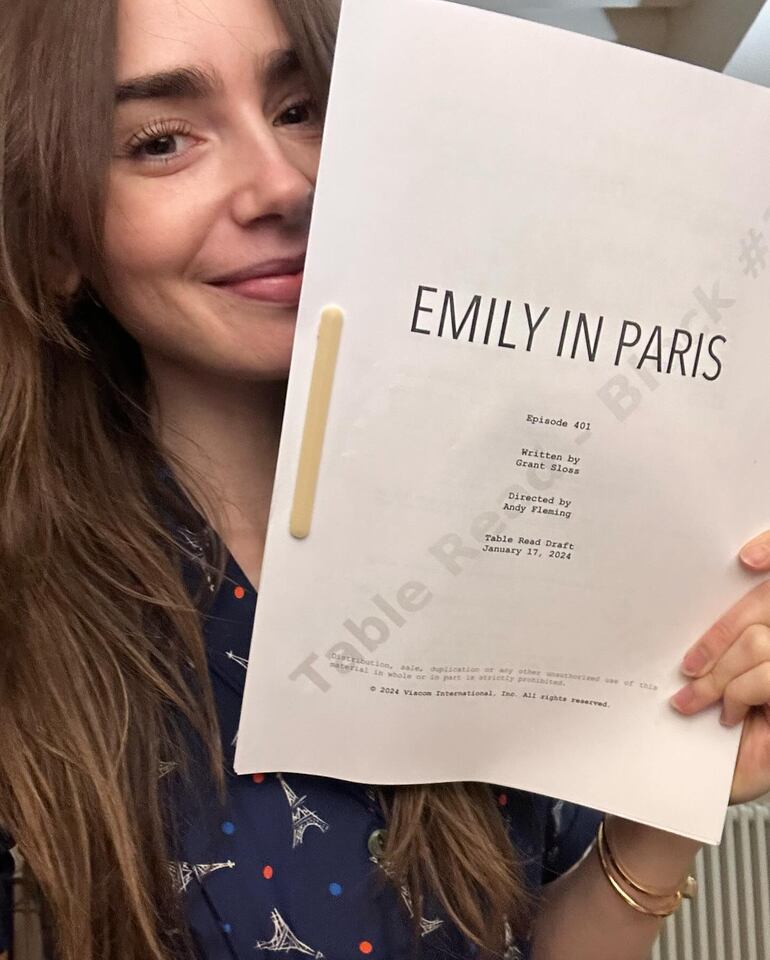 Con esta imagen Lily Collins reveló que comenzó el rodaje de la cuarta temporada de Emily en París.