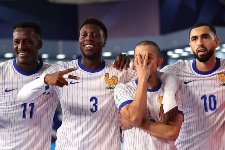 Los jugadores de Francia celebra un gol en el partido frente a Tailandia por los octavos de final del Mundial 2024 de Futsal FIFA en el Universal Sports Complex, en Bujará, Uzbekistán.