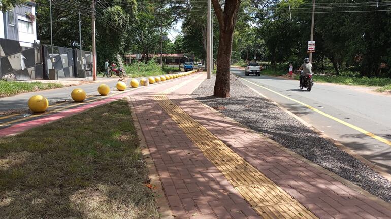 Los trabajos se realizaron en tres etapas. La primera estuvo a cargo de la Gobernación Central, la segunda estuvo a cargo de la ANDE, y ahora la Municipalidad de San Lorenzo introduce las mejoras y adecuaciones.