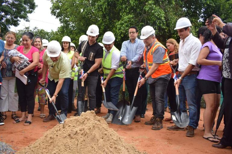 Hoy se realizó la palada inicial de las obras para construir más de 50 viviendas en la Chacarita Alta.