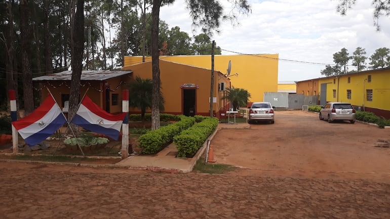 Fachada del Colegio de Policía de Coronel Oviedo.