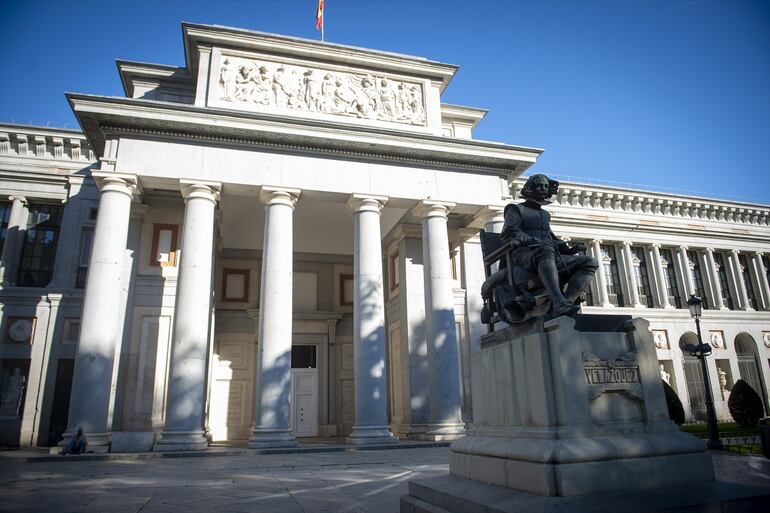 Los turistas disfrutaron de las visitas al museo del Prado en España.