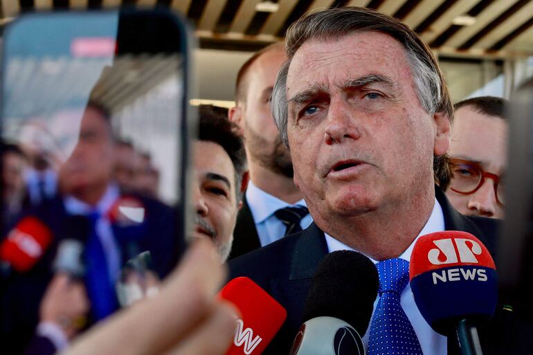 El Tribunal Superior Electoral (TSE) de Brasil abrió este jueves la primera audiencia de un juicio en el que analizará los supuestos abusos cometidos por el expresidente Jair Bolsonaro durante la campaña para los comicios de octubre del año pasado.  (AFP)