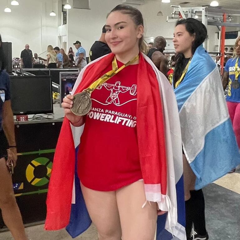 Fiorella Melgarejo se consagró en el Powerlifting de Brasil.