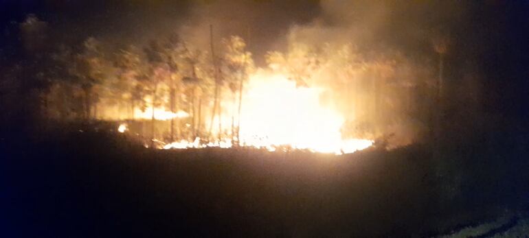 Incendio forestal, camino Olimpo - Toro Pampa, a consecuencia de la falta de lluvias.