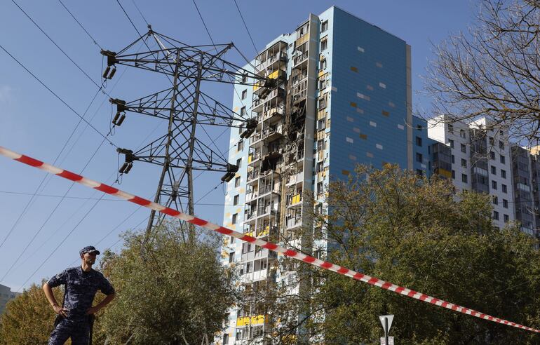 Un policía ruso custodia una de las zonas afectadas por el ataque ucraniano con drones.