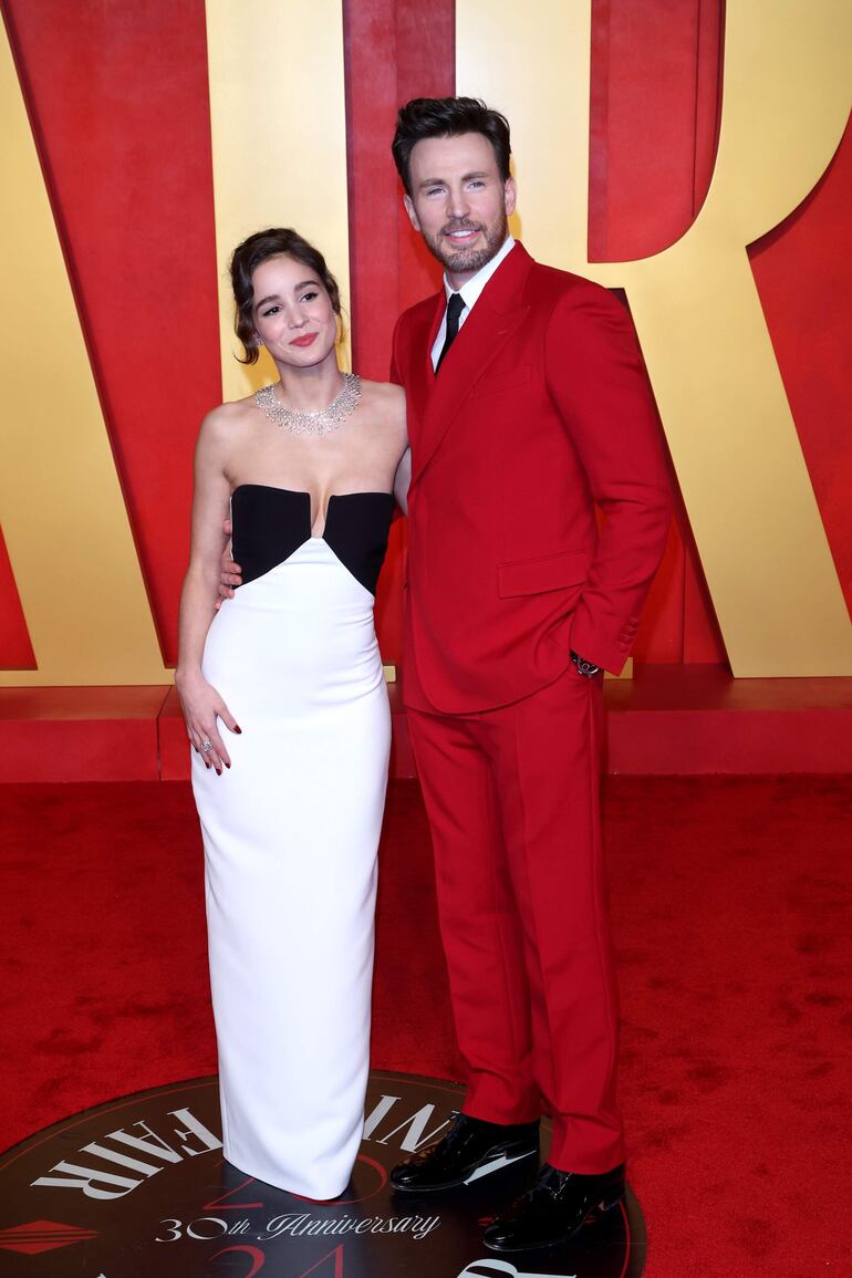 Alba Baptista y Chris Evans a su llegada a la Vanity Fair Oscar Party, tras la 96 ceremonia anual de los Premios de la Academia. (EFE/EPA/NINA PROMMER)
