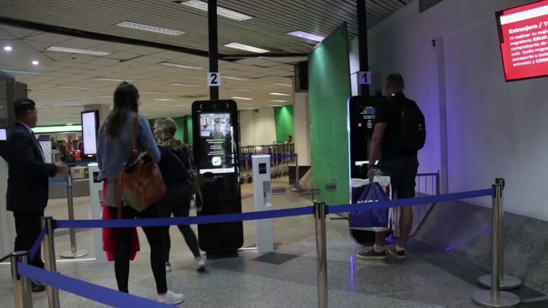 Equipos de tecnología biométrica instalados en el aeropuerto internacional Silvio Pettirossi.