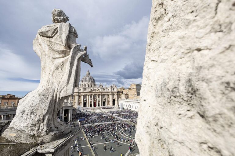 Vista de la Santa Misa presidida por el Papa Francisco en la Plaza de San Pedro en la Ciudad del Vaticano.  El Vaticano presentará el próximo martes el primer Informe anual de la Pontificia Comisión para la Protección de Menores, que combate los abusos sexuales a menores en la Iglesia católica, anunció este viernes la Santa Sede.