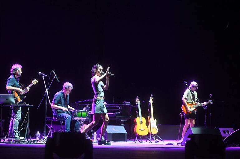 Zoe Gotusso abrió el show presentando sus propias canciones y también versiones de temas de otros artistas.