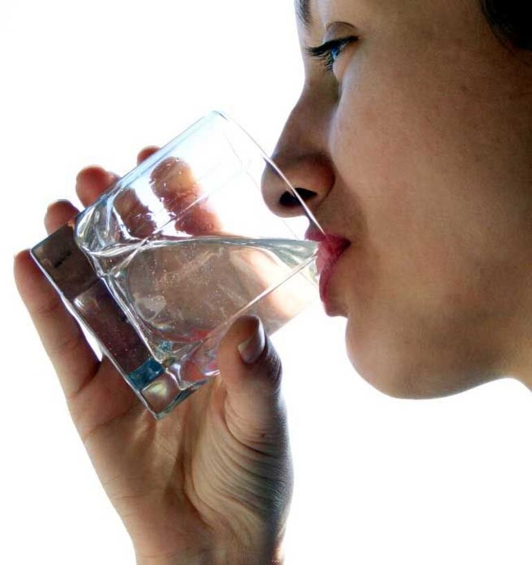 Dos litros de agua equivale a ocho vasos del vital líquido. 