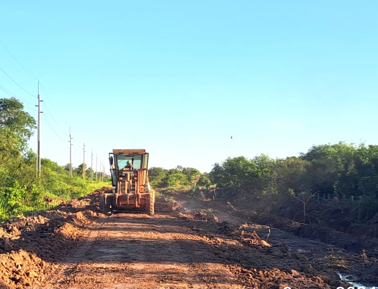 Maquinarias de la Gobernación y del MOPC apuran los trabajos de reparación del camino que llega a Bahía Negra; el objetivo es una rápida rehabilitación.